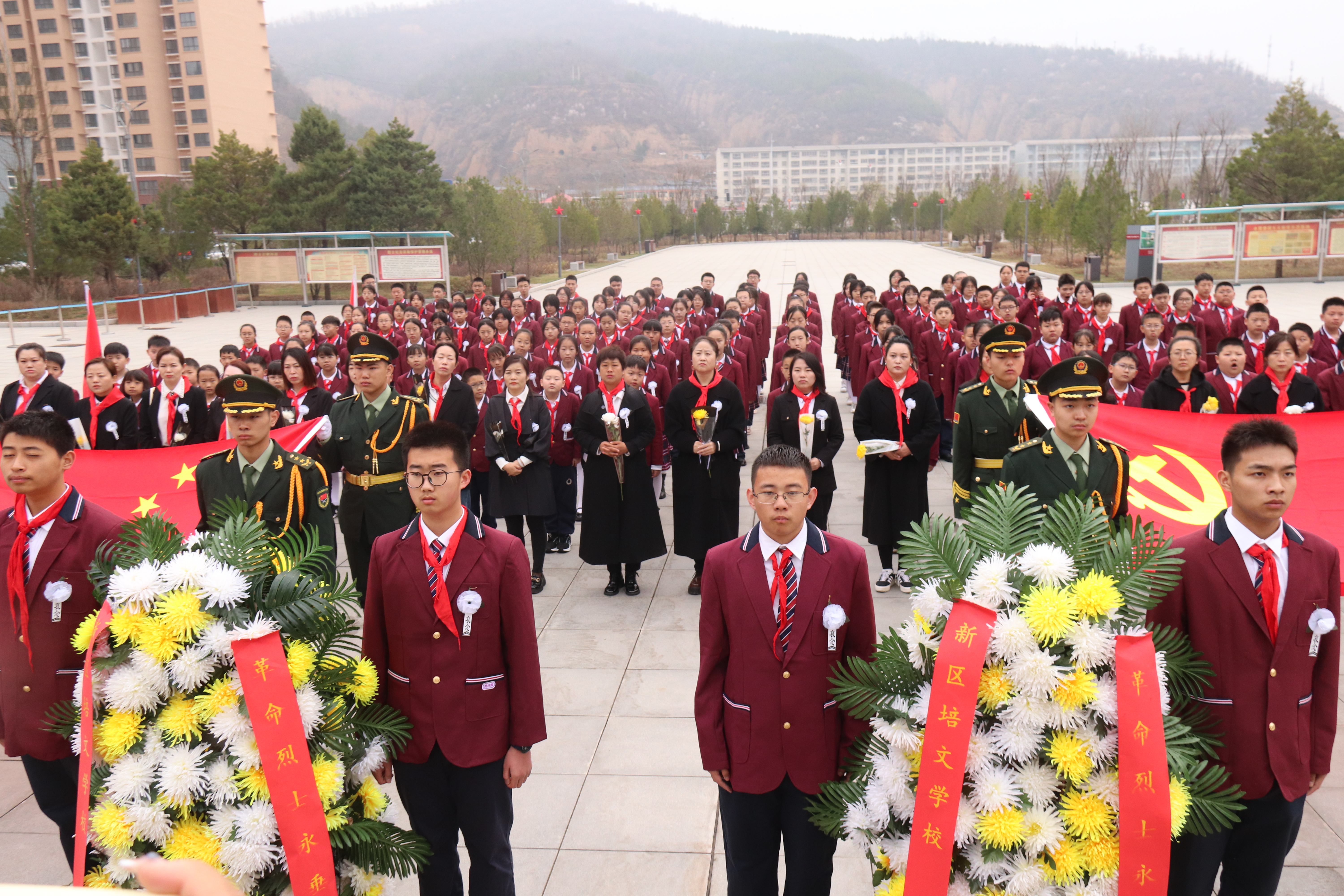 緬懷革命先烈 傳承紅色基因 ——延安市新區(qū)培文學(xué)校清明祭掃主題活動(dòng)