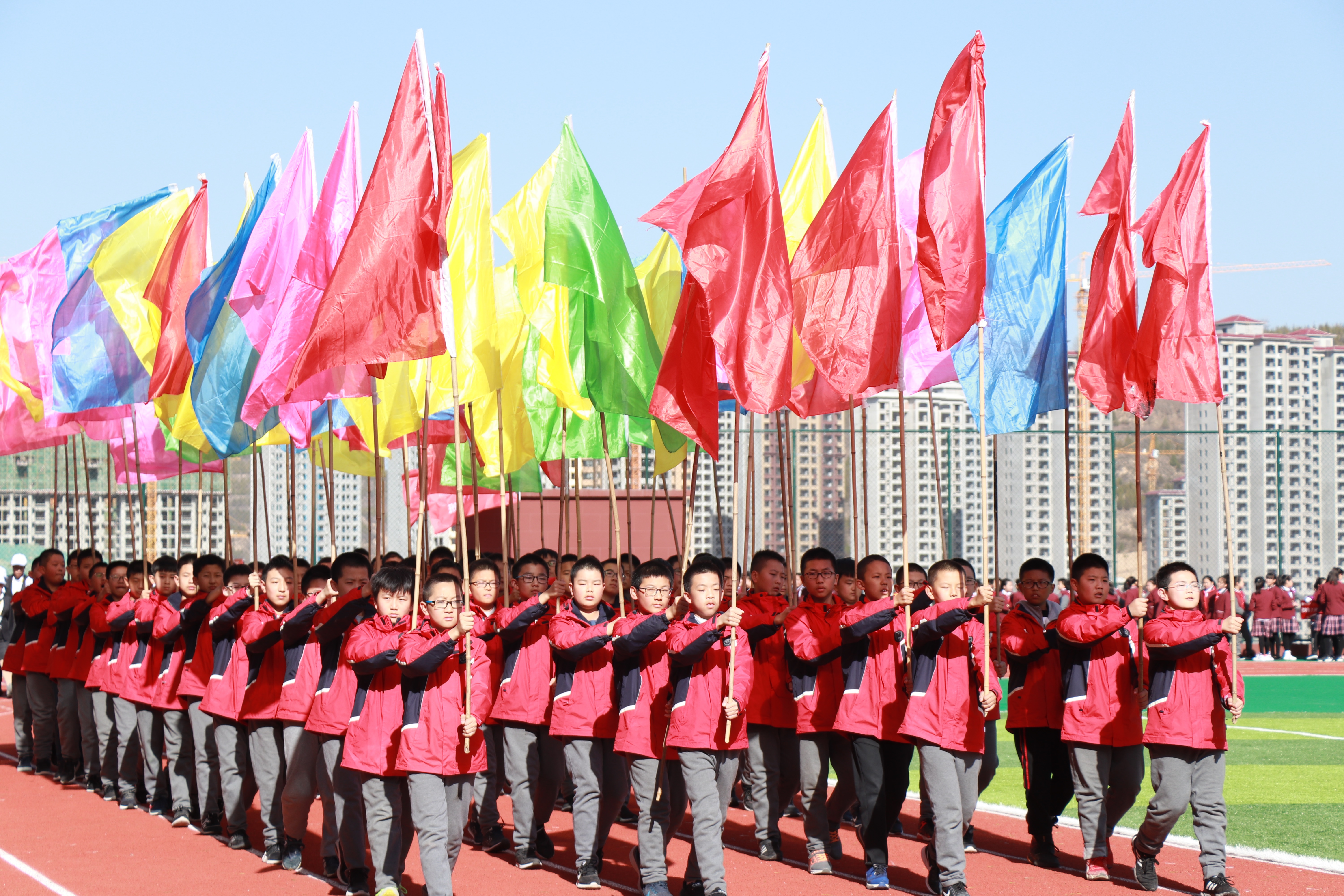 延安北大培文實(shí)驗(yàn)學(xué)校隆重舉行2018年秋季趣味運(yùn)動(dòng)會(huì)暨體育節(jié)開(kāi)幕式！